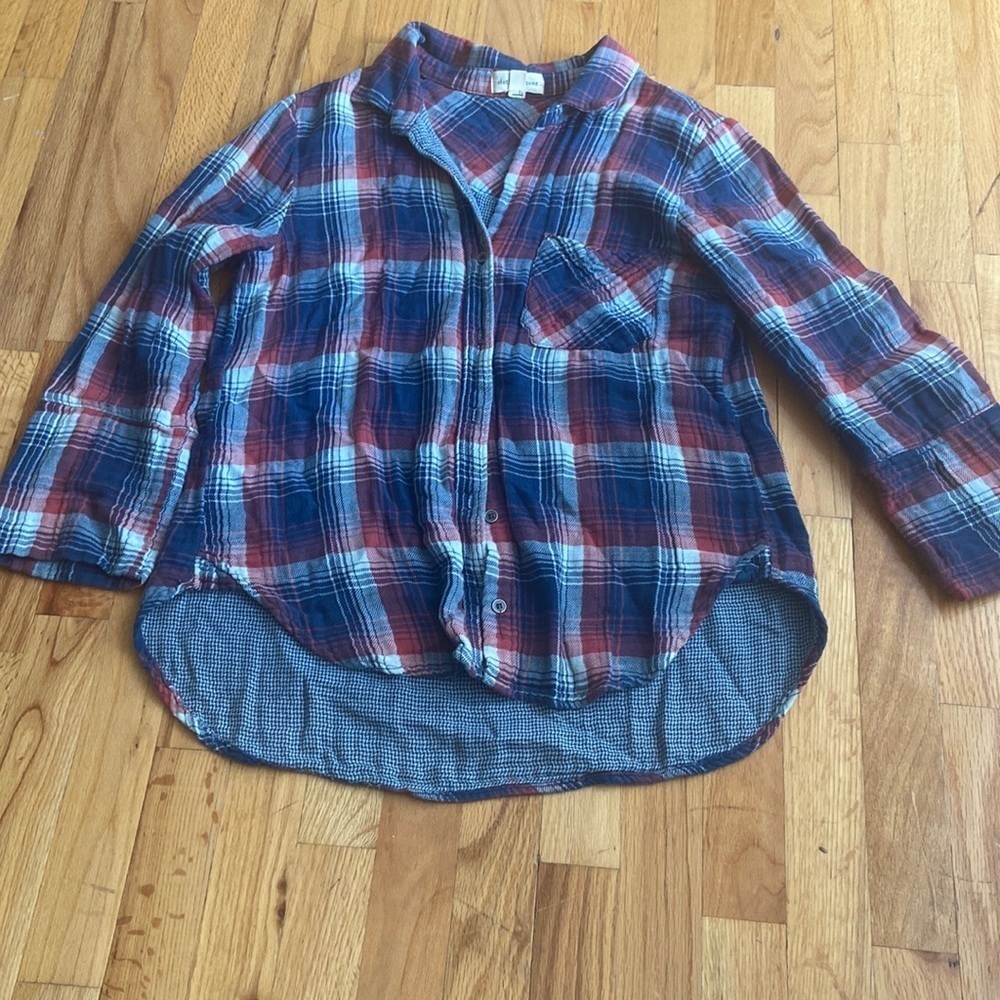 WOMEN’S cloth & stone top. Blue/red plaid. Size M